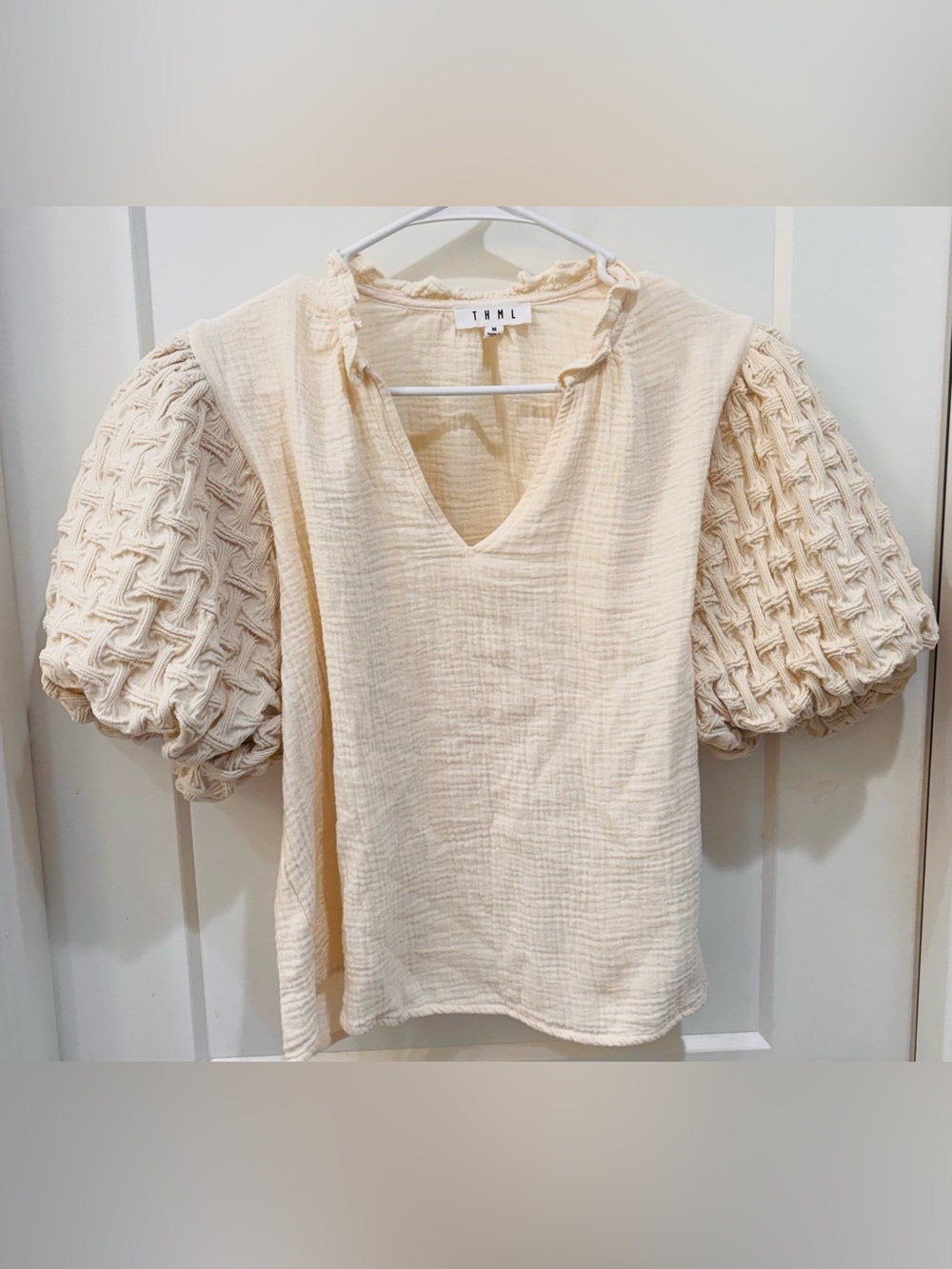 THML Cream Puff-Sleeve Textured V-Neck Blouse. Size medium, and exc condition